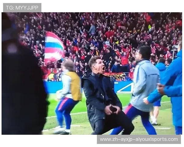 镜头外的较量：足球混合采访区生态实录